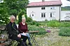JUBILEUMS-SMIL. Her er Hanna og Eivind Tidslevold avbildet utenfor spisestedet Urtehagen på Tofte, da tiårs-jubileét ble markert i 2016. Foto: Sylvia Bredal