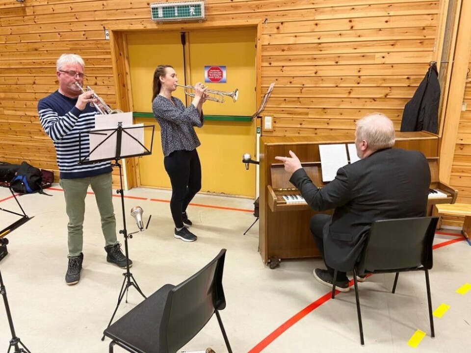 TROMPETISK AFFÆRE. Kjell Robert Olsen og Oda Berg Aspevold fIkk en dose alenetid med dirigent Ketil Hugaas etter at medmusikantene var sendt av sted for å varme opp til lørdag-kveldens fest.. TROMPETISK AFFÆRE. Kjell Robert Olsen og Oda Berg Aspevold fIkk en dose alenetid med dirigent Ketil Hugaas etter at medmusikantene var sendt av sted for å varme opp til lørdag-kveldens fest.. Foto: Kenneth Strømsvåg