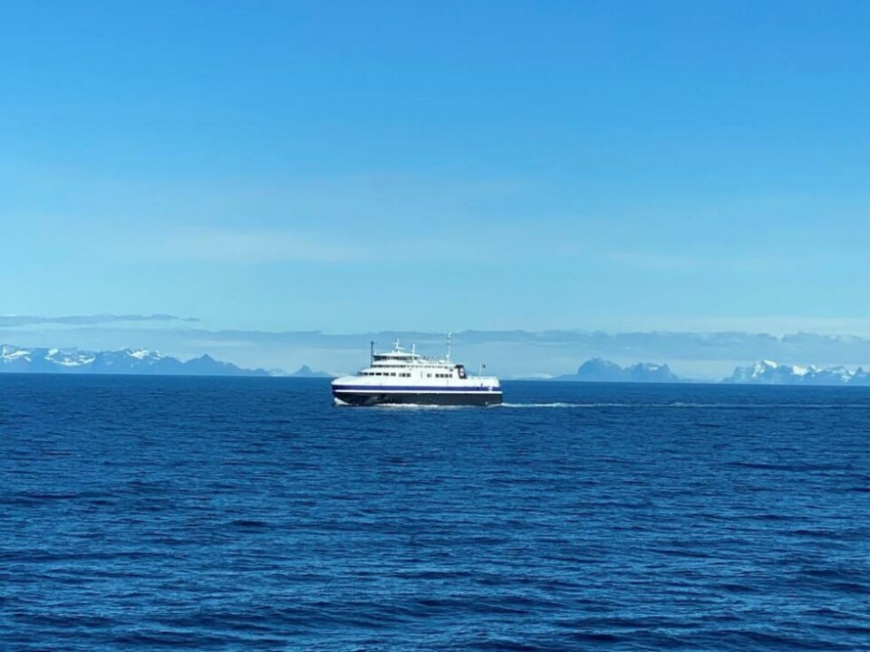 TETT PÅ TUR. Statsforvalterne i Nordland og Troms og Finnmark tror mye smitte kan unngås dersom folk bruker munnbind på ferger og hurtigbåter. TETT PÅ TUR. Statsforvalterne i Nordland og Troms og Finnmark tror mye smitte kan unngås dersom folk bruker munnbind på ferger og hurtigbåter. Foto: Eva S. Winther