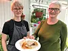 MØSBRØM-FEST. Marte Edvarda Tidslevold og Hanna Tidslevold poserer med en av de mest populære mattilbudene hos Urtehagen på Tofte; møsbrømlefse. Foto: Maria Edvardsen