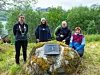 MINNESMERKE. Fra venstre ordfører i Hamarøy Britt Kristoffersen, kunstner Sissel Horndal, statsforvalter Tom Cato Karlsen og sametingspresident Aili Keskitalo ved minnesmerket i Makkvatnet. Foto: Kjell Fredriksen