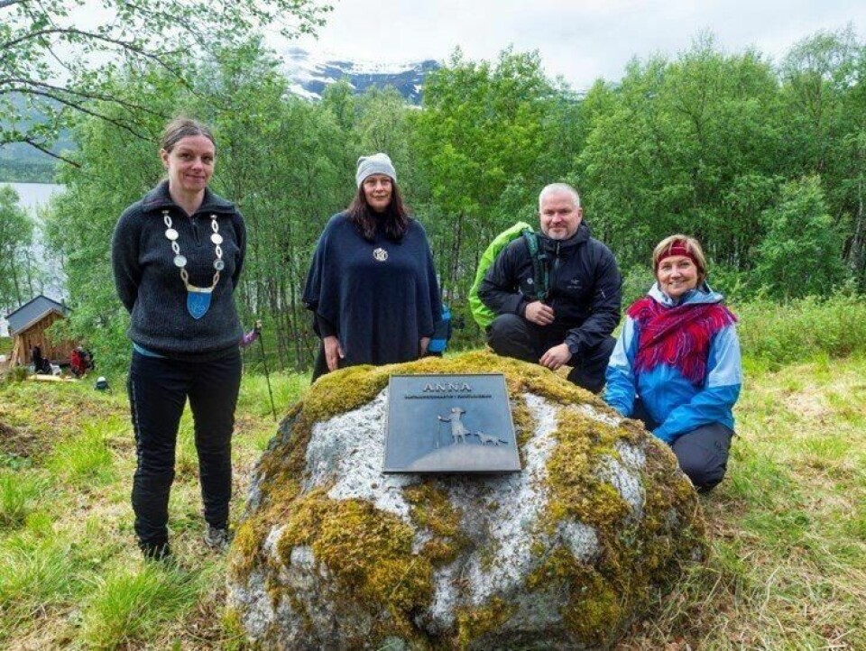 MINNESMERKE. Fra venstre ordfører i Hamarøy Britt Kristoffersen, kunstner Sissel Horndal, statsforvalter Tom Cato Karlsen og sametingspresident Aili Keskitalo ved minnesmerket i Makkvatnet. MINNESMERKE. Fra venstre ordfører i Hamarøy Britt Kristoffersen, kunstner Sissel Horndal, statsforvalter Tom Cato Karlsen og sametingspresident Aili Keskitalo ved minnesmerket i Makkvatnet. Foto: Kjell Fredriksen
