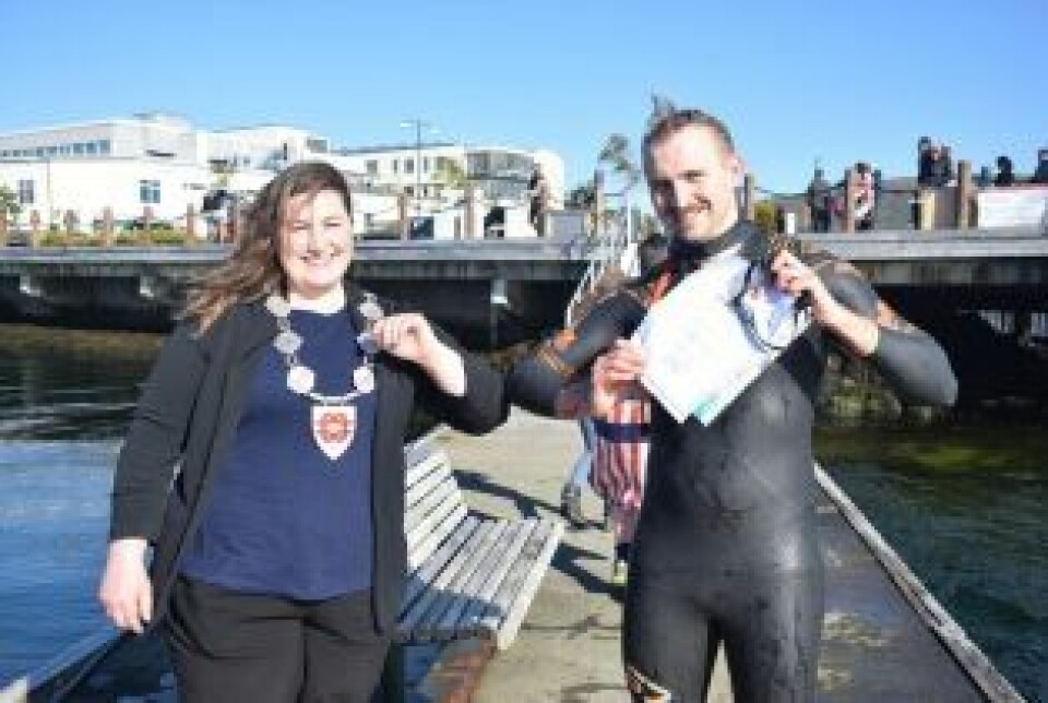 GRATULERTE. Her er vinneren sammen med ordfører Marlen R. Berg etter å ha fått diplom, klippekort på Fauskebadet, bok og gavekort til en verdi av 2.000 kroner i premie. GRATULERTE. Her er vinneren sammen med ordfører Marlen R. Berg etter å ha fått diplom, klippekort på Fauskebadet, bok og gavekort til en verdi av 2.000 kroner i premie.