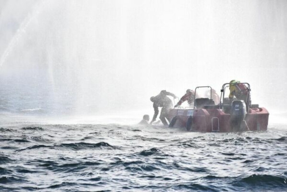 FIKK HJELP. Fauske Røde Kors hjelpekorps var til stede med båten sin og fulgte svømmerne underveis. To av dem måtte bryte konkurransen, og da var det godt med en hjelpende hånd. FIKK HJELP. Fauske Røde Kors hjelpekorps var til stede med båten sin og fulgte svømmerne underveis. To av dem måtte bryte konkurransen, og da var det godt med en hjelpende hånd.