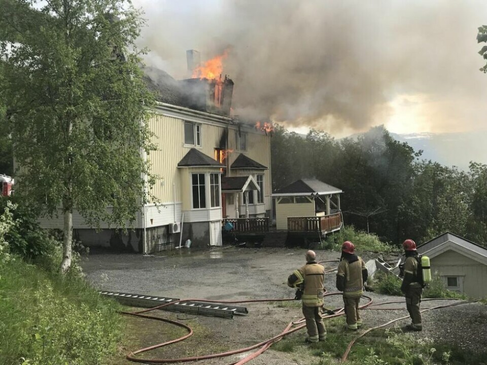 TATT AV ILDEN. I juni 2018 tok flammene godt for seg av denne boligen i Furulund i Sulitjelma. Nå er innbyggere bekymret for at det kan bli en svekket beredskap. TATT AV ILDEN. I juni 2018 tok flammene godt for seg av denne boligen i Furulund i Sulitjelma. Nå er innbyggere bekymret for at det kan bli en svekket beredskap. Foto: Espen Johansen
