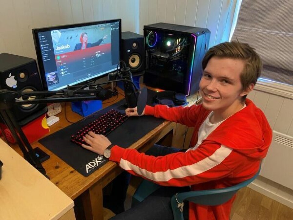 DET ALLER HELLIGSTE. Det er på gutterommet det skjer. Her skaper Jakob musikken sin, med en anelse bistand fra det han kaller 'støtteapparatet'. DET ALLER HELLIGSTE. Det er på gutterommet det skjer. Her skaper Jakob musikken sin, med en anelse bistand fra det han kaller 'støtteapparatet'. Foto: Kenneth Strømsvåg