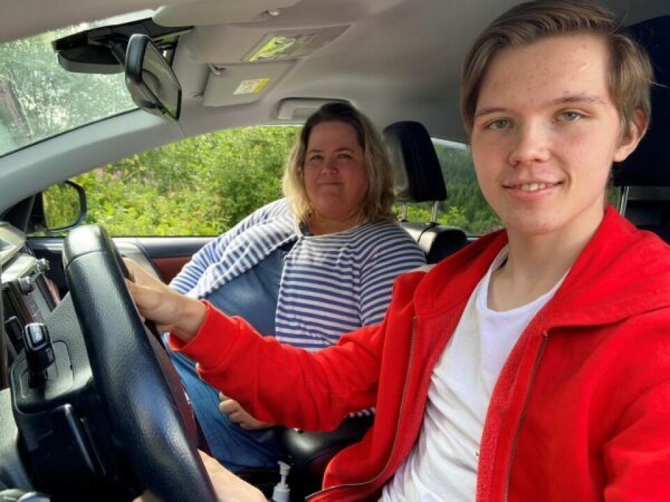UT PÅ TUR. 16-årige Jaakob benytter enhver anledning til å øvelseskjøre. Her er han klar for tur med mamma Ann Merete Bjørknes. UT PÅ TUR. 16-årige Jaakob benytter enhver anledning til å øvelseskjøre. Her er han klar for tur med mamma Ann Merete Bjørknes. Foto: Kenneth Strømsvåg