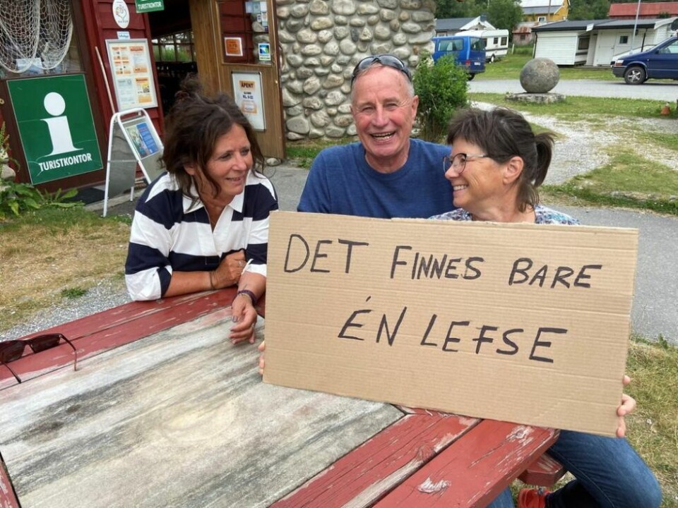 GIKK TIL AKSJON. Gunhild Bruun Åstrøm, Svein Andersen og Gørli Elida Bruun Andersen likte lefsa så godt at de gikk til spontan-demonstrasjon. GIKK TIL AKSJON. Gunhild Bruun Åstrøm, Svein Andersen og Gørli Elida Bruun Andersen likte lefsa så godt at de gikk til spontan-demonstrasjon. Foto: Kenneth Strømsvåg