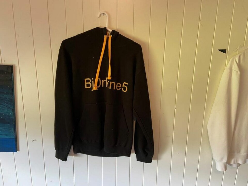 STÆSJ. Til å begynne med kalte Jakob seg Bj0rkne5. Da fikk han laget denne hettegenseren. Så fant han ut at navnet kanskje ble en anelse kronglete. STÆSJ. Til å begynne med kalte Jakob seg Bj0rkne5. Da fikk han laget denne hettegenseren. Så fant han ut at navnet kanskje ble en anelse kronglete. Foto: Kenneth Strømsvåg