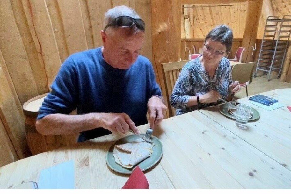 SMAKFULLT. Svein Andersen og Gørli Elida Bruun Andersen nyter det nye bekjentskapet i fulle drag. Møsbrømlefsa ble en innertier for søringene. SMAKFULLT. Svein Andersen og Gørli Elida Bruun Andersen nyter det nye bekjentskapet i fulle drag. Møsbrømlefsa ble en innertier for søringene. Foto: Kenneth Strømsvåg