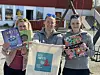 TØYVESKE-BIBLIOTEK. Styrer Hilde Moen, pedagogisk leder Ina T. Mellingen, pedagogisk leder Cecilie Ramskjell og barnehagebarna ved Hauan barnehage er glade for å bli Les høyt-bibliotek. Foto: Elin Rønningen