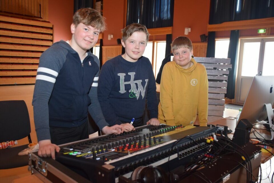 LYS-GUTT. Jakob har vært mye med i kulturskole-livet. Her har han vært spesielt oppptatt av dette med lys på scenen. Her på et bilde fra april 2018, flankert av Mads og Marius Moen Mareliussen. LYS-GUTT. Jakob har vært mye med i kulturskole-livet. Her har han vært spesielt oppptatt av dette med lys på scenen. Her på et bilde fra april 2018, flankert av Mads og Marius Moen Mareliussen. Foto: Eva S. Winther