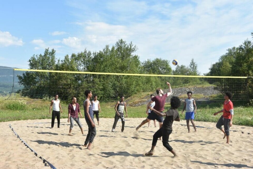 Preparerer ikke sandvolleyballbanen Foto: Sylvia Bredal