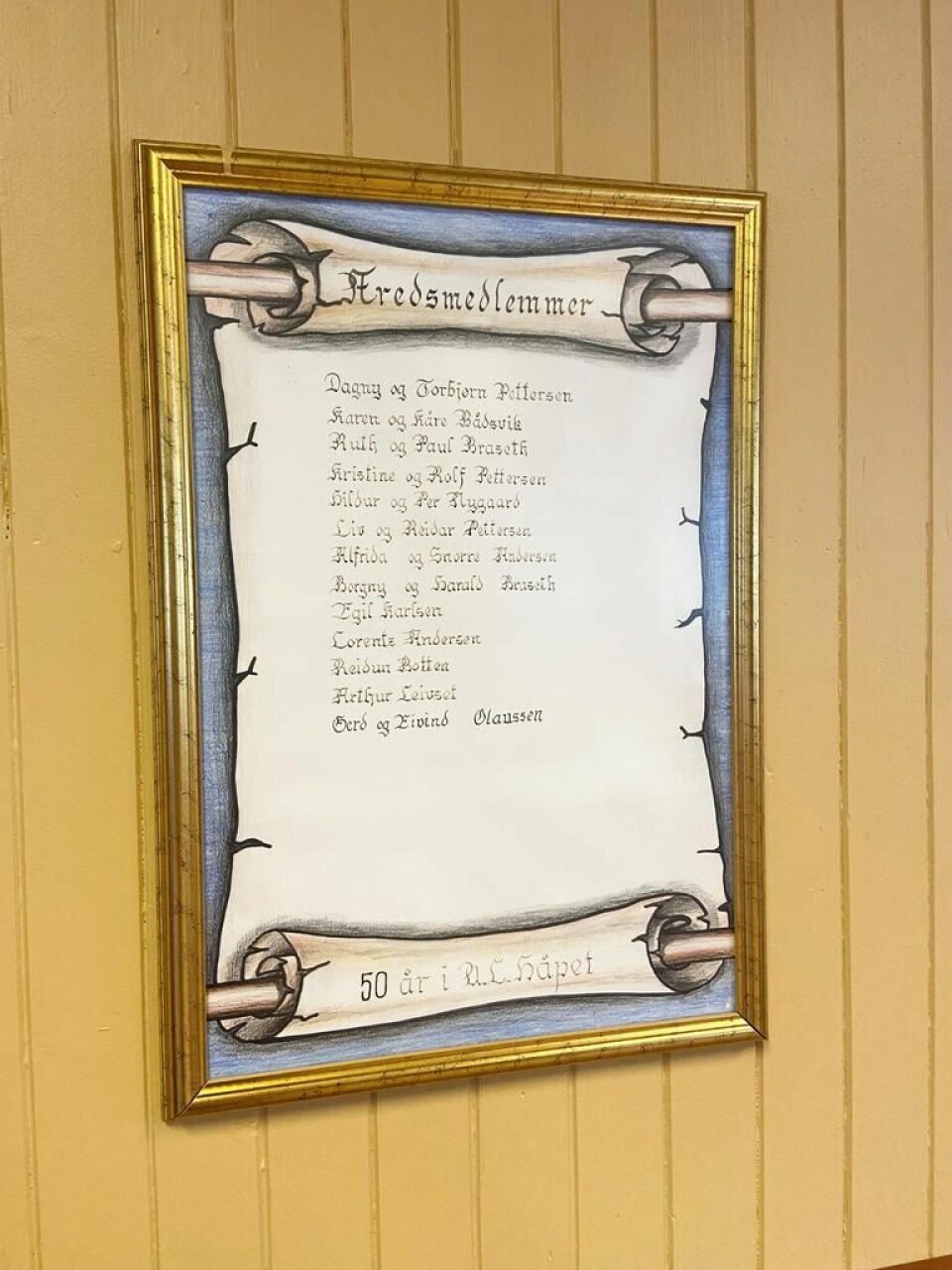 ÆRESMEDLEMMER. I UL-huset henger en plakett over lagets æresmedlemmer. 22 sjeler har vært med i mer enn femti år. ÆRESMEDLEMMER. I UL-huset henger en plakett over lagets æresmedlemmer. 22 sjeler har vært med i mer enn femti år. Foto: Kenneth Strømsvåg