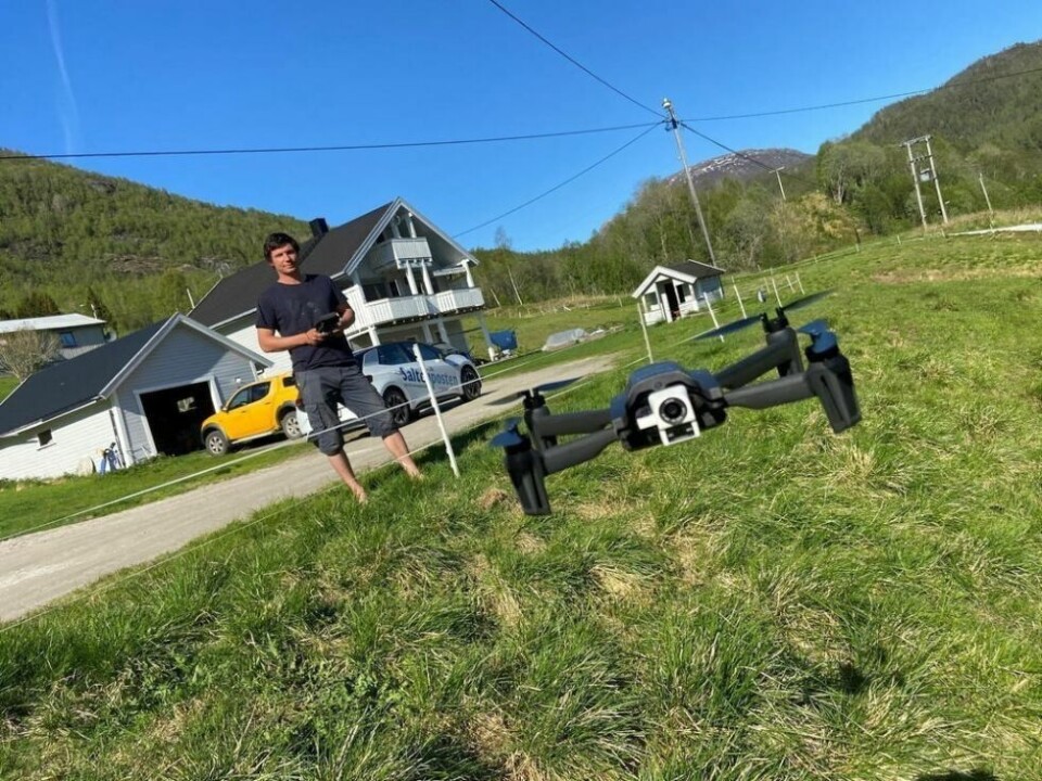 ØVINGSMODUS. Morten Skoglund tar flyvende remedier i bruk for å følge opp sau og lam. Dronen kan spare han for mange krevende turer opp på utmarksbeitet i det alarmen utløses fra radiobjellene. ØVINGSMODUS. Morten Skoglund tar flyvende remedier i bruk for å følge opp sau og lam. Dronen kan spare han for mange krevende turer opp på utmarksbeitet i det alarmen utløses fra radiobjellene. Foto: Kenneth Strømsvåg