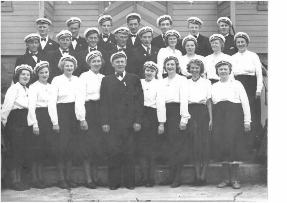 KORET. Leivset blandakor på 1950-tallet. Dirigent Halvdan Thuv i front. Kristine B. Pettersen er nummer 4 fra høyre i midten, søsteren Haldis B. Andreassen er nummer 3 fra venstre i første rekke. KORET. Leivset blandakor på 1950-tallet. Dirigent Halvdan Thuv i front. Kristine B. Pettersen er nummer 4 fra høyre i midten, søsteren Haldis B. Andreassen er nummer 3 fra venstre i første rekke. Foto: UL Håpet