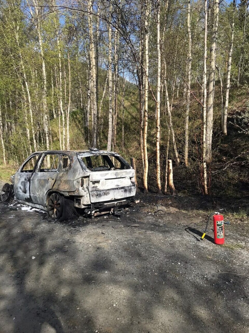 SLUKKET. Nødetatene var raskt på stedet, men bilen sto ikke til å redde. Nå er brannen slukket. SLUKKET. Nødetatene var raskt på stedet, men bilen sto ikke til å redde. Nå er brannen slukket. Foto: Roger Kaushagen