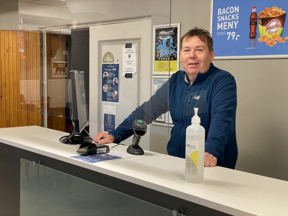 PÅ PLASS. Kino- og arrangementsansvarlig i Fauske kommune, Bjørn Skoglund gleder seg til verden blir normal igjen. PÅ PLASS. Kino- og arrangementsansvarlig i Fauske kommune, Bjørn Skoglund gleder seg til verden blir normal igjen. Foto: Eva S. Winther