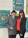 MUSIKER. Pappa Frankie er veldig musikalsk og har spilt i flere band. Blant annet i Maurice Lynch showband. Her viser han stolt sin datter Anne at det henger en æresplakett på Castleblayney music wall of fame.