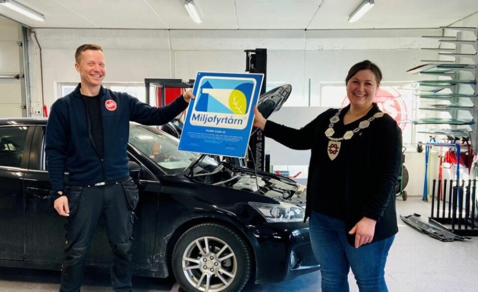 OVERREKKELSE. Ordfører Marlen Rendall Berg overrekker det synlige beviset for at Fauske Glass AS nå er et Miljøfyrtårn, til daglig leder Esben Normann. OVERREKKELSE. Ordfører Marlen Rendall Berg overrekker det synlige beviset for at Fauske Glass AS nå er et Miljøfyrtårn, til daglig leder Esben Normann. Foto: Lise Ailin Rosvoll Berntzen
