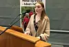TALTE. Leder Embla Sofie Kristiansen Sørensen i AUF i Nordland tok opp terroren på Utøya for snart ti år siden i sin tale til Arbeiderpartiets landsmøte. Bildet er tatt under et kommunestyremøte i Valnesfjord. Foto: Stig Bjørnar Karlsen