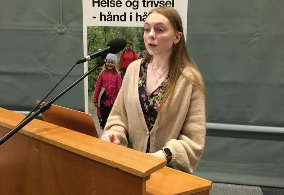 TALTE. Leder Embla Sofie Kristiansen Sørensen i AUF i Nordland tok opp terroren på Utøya for snart ti år siden i sin tale til Arbeiderpartiets landsmøte. Bildet er tatt under et kommunestyremøte i Valnesfjord. TALTE. Leder Embla Sofie Kristiansen Sørensen i AUF i Nordland tok opp terroren på Utøya for snart ti år siden i sin tale til Arbeiderpartiets landsmøte. Bildet er tatt under et kommunestyremøte i Valnesfjord. Foto: Stig Bjørnar Karlsen