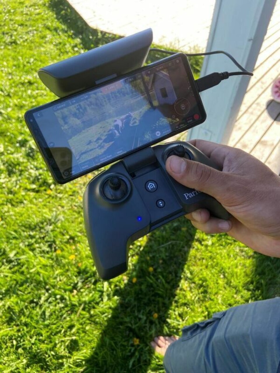 BILDE RETT HJEM. Mobiltelefonen gjør jobben som skjerm. Slik får Skoglund bildene fra dronen. BILDE RETT HJEM. Mobiltelefonen gjør jobben som skjerm. Slik får Skoglund bildene fra dronen. Foto: Kenneth Strømsvåg