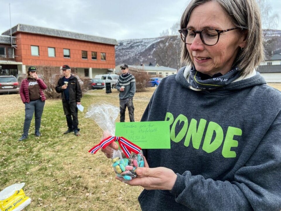 SATT I PERSPEKTIV. Bondens pris for 1 kg storfekjøtt er 44,80 kroner. Her illustrerer lederen i Saltdal Bondelag, Tove Berre hvor mange drops får du til samme prisen - Det henger ikke på greip, sier hun. SATT I PERSPEKTIV. Bondens pris for 1 kg storfekjøtt er 44,80 kroner. Her illustrerer lederen i Saltdal Bondelag, Tove Berre hvor mange drops får du til samme prisen - Det henger ikke på greip, sier hun. Foto: Alle foto Lise Ailin Rosvoll Berntzen