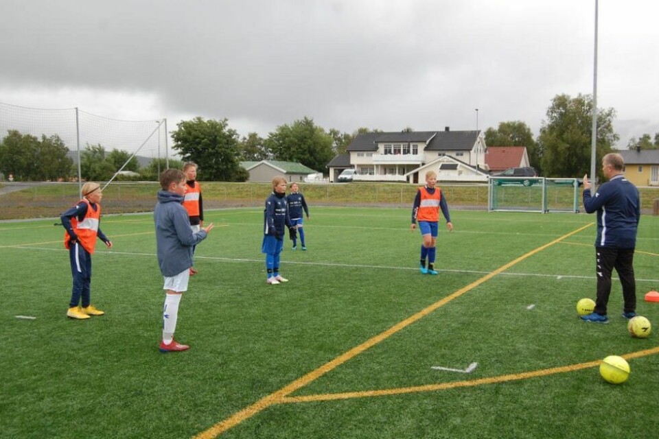 I FULL TRENING. Fauske/Sprint gutter 13 (Nå G14) tok ikke treningspause i fjor sommer. Den mente guttene at de hadde før de fikk lov å begynne å trene. Nå må de vente på seriestarten, mens lagene i Bodø kommer igang som planlagt. I FULL TRENING. Fauske/Sprint gutter 13 (Nå G14) tok ikke treningspause i fjor sommer. Den mente guttene at de hadde før de fikk lov å begynne å trene. Nå må de vente på seriestarten, mens lagene i Bodø kommer igang som planlagt. Foto: Stig Bjørnar Karlsen