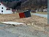 TATT AV VINDEN. Et busskur ble tatt av de sterke naturkreftene i Vatnbygda da ekstremværet 'Frank' herjet i januar. Nå er har en ny, mer kortvarig, men hissig storm sluppet løs over Salten, og politiet ber folk sikre løse gjenstander.