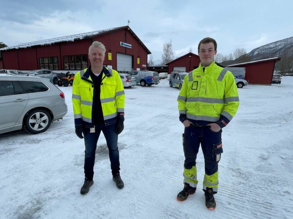 - VIKTIG FOR OSS. Avdelingsleder montasje i Dragefossen AS, Kjell-Espen Sivertsen (t.v.) er glad for at bedriften sikrer framtidig arbeidskraft gjennom lærlinger som Tobias Nystad, som nå har fast jobb i bedriften. - VIKTIG FOR OSS. Avdelingsleder montasje i Dragefossen AS, Kjell-Espen Sivertsen (t.v.) er glad for at bedriften sikrer framtidig arbeidskraft gjennom lærlinger som Tobias Nystad, som nå har fast jobb i bedriften. Foto: Helge