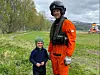 LANDET HJEMME. Fredrik Hunstad med sønnen Luca da Sea Kingen fra 330-skvadronen landet ved barnehagen på Medås. Foto: Susanne Bjur