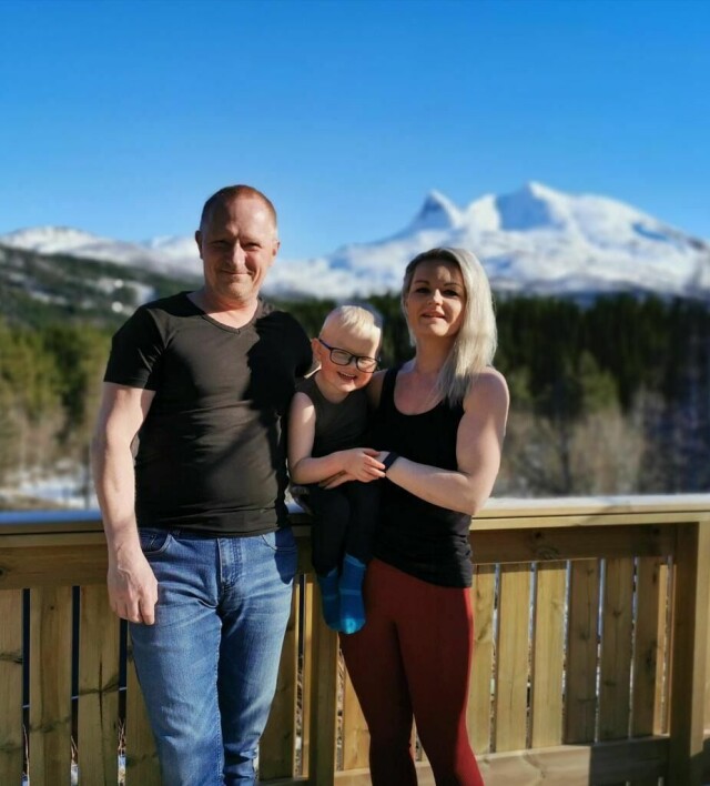 FUNNET ROEN. Bjørn Tore Aas og Linda Skavhaug Aas flyttet fra Bodø til Beiarn med sønnen Arne (4). Nå har de funnet hus, jobb og venner og ikke minst roen. - Vi visste at Beiarn ønsket seg folk, og det var nesten så kommunen snudde på alt for å hjelpe oss. FUNNET ROEN. Bjørn Tore Aas og Linda Skavhaug Aas flyttet fra Bodø til Beiarn med sønnen Arne (4). Nå har de funnet hus, jobb og venner og ikke minst roen. - Vi visste at Beiarn ønsket seg folk, og det var nesten så kommunen snudde på alt for å hjelpe oss. Foto: Privat
