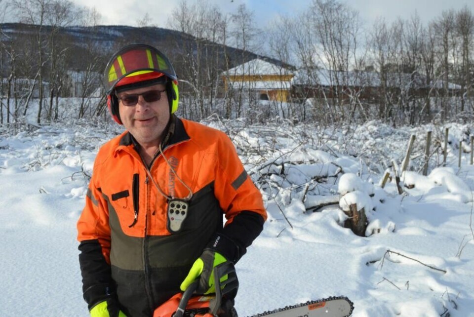 LAKSEN. Helge Morsund sier at de må la enkelte trær stå igjen, slik at laksen kjenner seg igjen når et kommer opp lakselva for å gyte.DRO IGANG. Helge Morsund i Misvær tok initativ til å rydde skog i Kjærran slik at beboere på sykehjemmet kan se sentrum av Misvær. LAKSEN. Helge Morsund sier at de må la enkelte trær stå igjen, slik at laksen kjenner seg igjen når et kommer opp lakselva for å gyte.