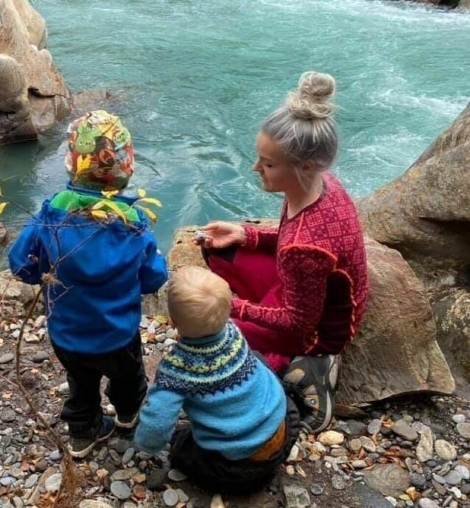 NYE VENNER. I Beiarn har Arne (4) fått både nye venner og en spennende lekeplass i naturen. NYE VENNER. I Beiarn har Arne (4) fått både nye venner og en spennende lekeplass i naturen.