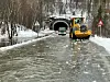 OVERVANN. Også utenfor tunnelen var det store vannmengder i veibanen. Foto: Bjørn L. Olsen