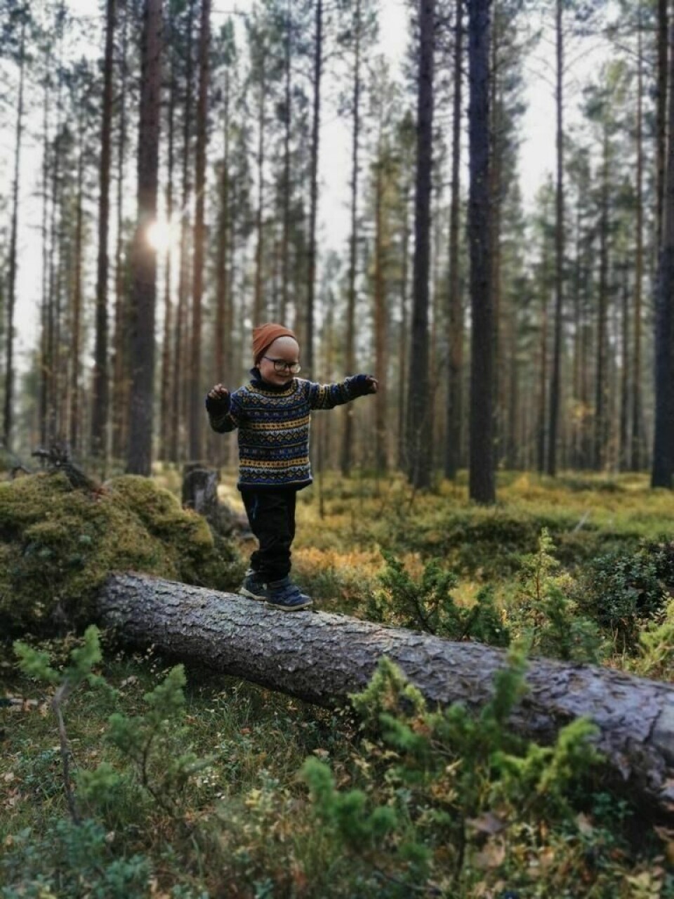 FRISK LUFT. Linda ønsket at sønnen Arne skulle få vokse opp nær naturen. Her kan han utforske nærområdet i trygg avstand fra biltrafikk. FRISK LUFT. Linda ønsket at sønnen Arne skulle få vokse opp nær naturen. Her kan han utforske nærområdet i trygg avstand fra biltrafikk.