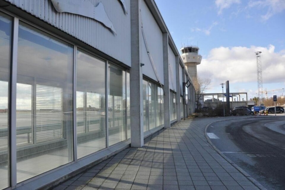 KORTERE FRIST. Personer som har vært i utlandet og kommer med fly må vise fram negativ test etter bare 24 timer, mot tidligere 72 timer. KORTERE FRIST. Personer som har vært i utlandet og kommer med fly må vise fram negativ test etter bare 24 timer, mot tidligere 72 timer.