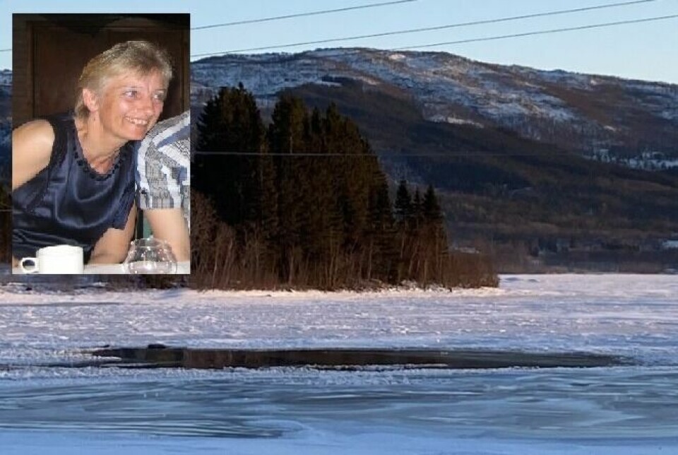 I SIKKERHET. For Sigrid Jordbru (59) ble det en dramatisk ferd over isen på Kosmovannet tirsdag ettermiddag. Hun kom seg selv opp av råka, og med hjelp fra en mann i nærheten kom hun seg inn i varme og sikkerhet. I SIKKERHET. For Sigrid Jordbru (59) ble det en dramatisk ferd over isen på Kosmovannet tirsdag ettermiddag. Hun kom seg selv opp av råka, og med hjelp fra en mann i nærheten kom hun seg inn i varme og sikkerhet. Foto: Maria Edvardsen