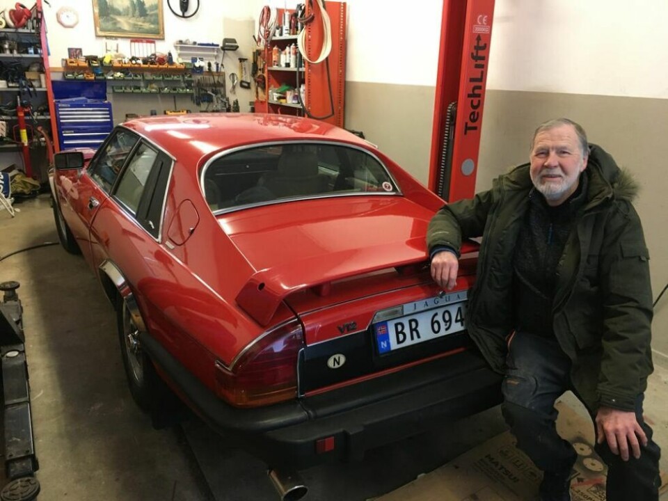 SPREK BIL. Dven røde 77-modellen har flest hestekrefter i samlingen. Nå holder han på å sette inn nye lys på den. SPREK BIL. Dven røde 77-modellen har flest hestekrefter i samlingen. Nå holder han på å sette inn nye lys på den. Foto: Stig Bjørnar Karlsen