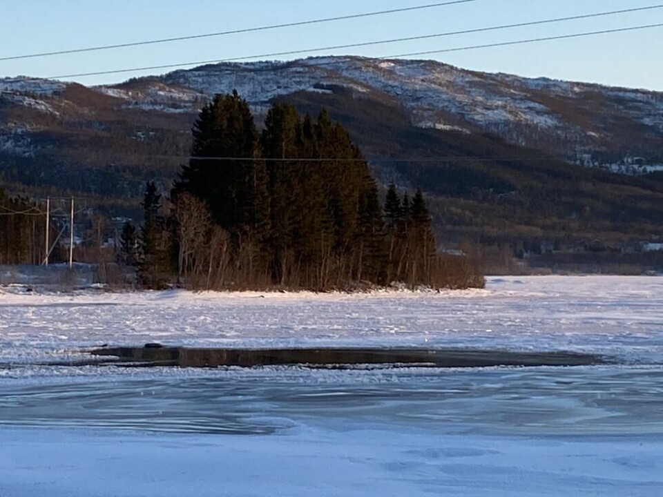 USIKKER IS. Isforholdene ved utkantene av Kosmovannet kan være ytterst usikre enkelte steder. Det fikk Sigrid Jordbru erfare da hun gikk gjennom isen her nedenfor Strømhaugen tirsdag ettermiddag. USIKKER IS. Isforholdene ved utkantene av Kosmovannet kan være ytterst usikre enkelte steder. Det fikk Sigrid Jordbru erfare da hun gikk gjennom isen her nedenfor Strømhaugen tirsdag ettermiddag. Foto: Maria Edvardsen Foto: Maria Edvardsen