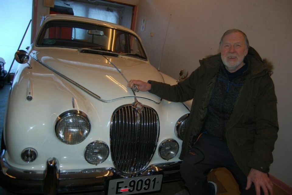 BLIKKFANG. I 1962 fikk Eilif Olsen øye på en bil akkurat maken til denne, som er hans eldste Jaguar. BLIKKFANG. I 1962 fikk Eilif Olsen øye på en bil akkurat maken til denne, som er hans eldste Jaguar. Foto: Stig Bjørnar Karlsen