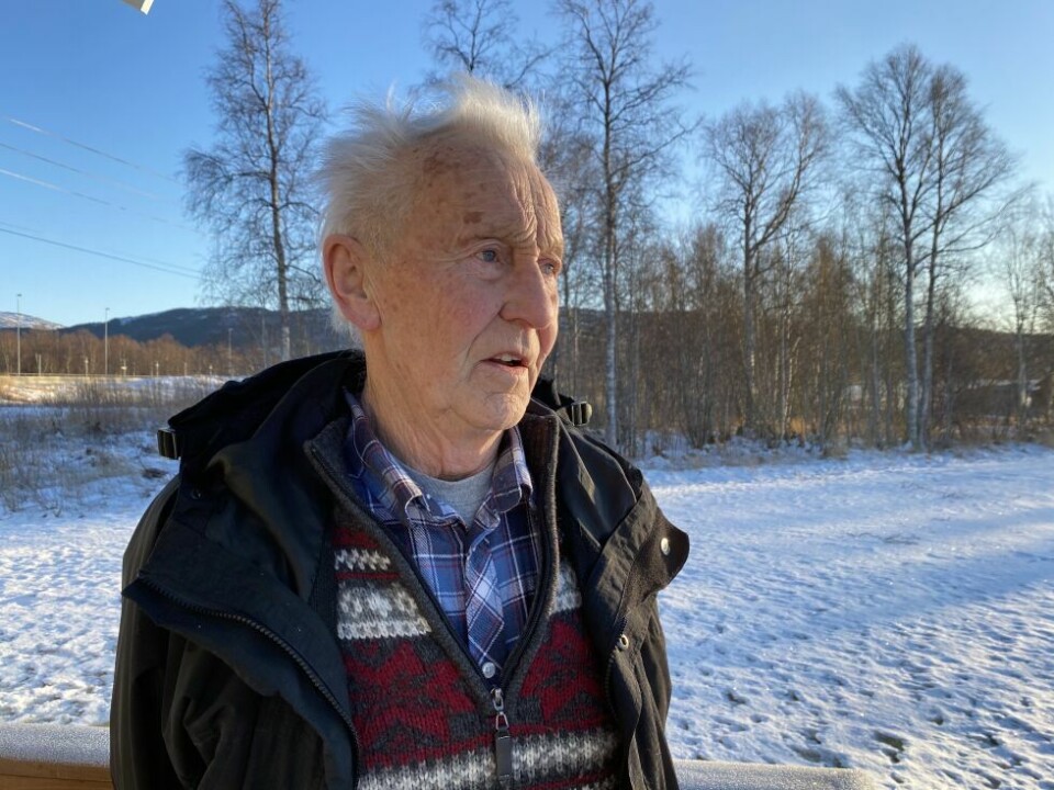 REDNINGSMANN. Magne Strømhaug (79) drev med noe skogsarbeid i nærheten av vannet der Sigrid gikk gjennom isen. Han hjalp henne inn i varmen. REDNINGSMANN. Magne Strømhaug (79) drev med noe skogsarbeid i nærheten av vannet der Sigrid gikk gjennom isen. Han hjalp henne inn i varmen. Foto: Maria Edvardsen