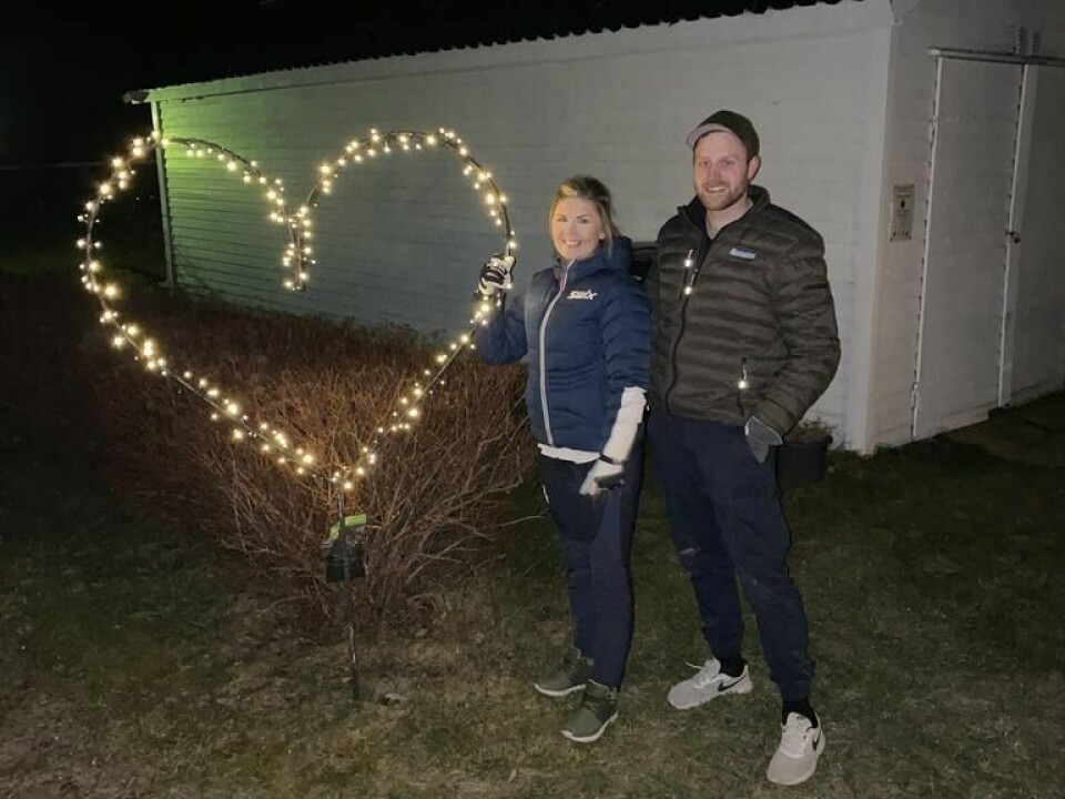 BLE GODT MOTTATT. Hege Didriksen og Lars Thomas Larsen var i Mørsvikbotn torsdag kveld for å sette opp et lyshjerte de har laget til kirkegården. De har også satt opp et nytt hjerte på Helland, og det kommer to i Røsvik også. BLE GODT MOTTATT. Hege Didriksen og Lars Thomas Larsen var i Mørsvikbotn torsdag kveld for å sette opp et lyshjerte de har laget til kirkegården. De har også satt opp et nytt hjerte på Helland, og det kommer to i Røsvik også. Foto: Arne-Harry Nilsen