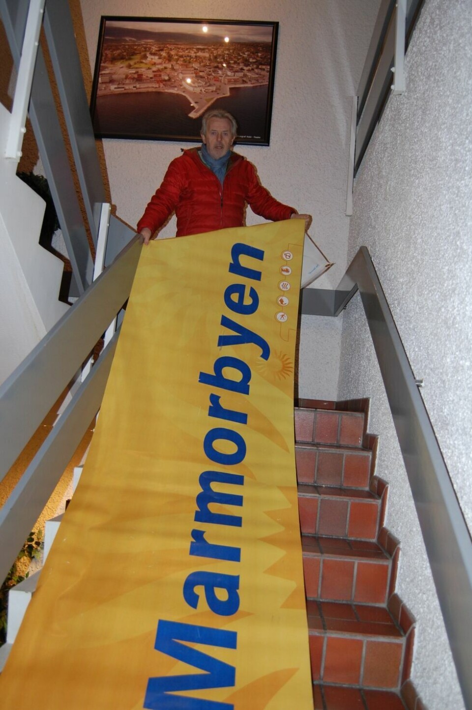 BØR OPP IGJEN. Nils Ole Steinbakk har lyst å få bannerne «Marmorbyen Fauske» opp igjen så snart som mulig. BØR OPP IGJEN. Nils Ole Steinbakk har lyst å få bannerne «Marmorbyen Fauske» opp igjen så snart som mulig. Foto: Stig Bjørnar Karlsen