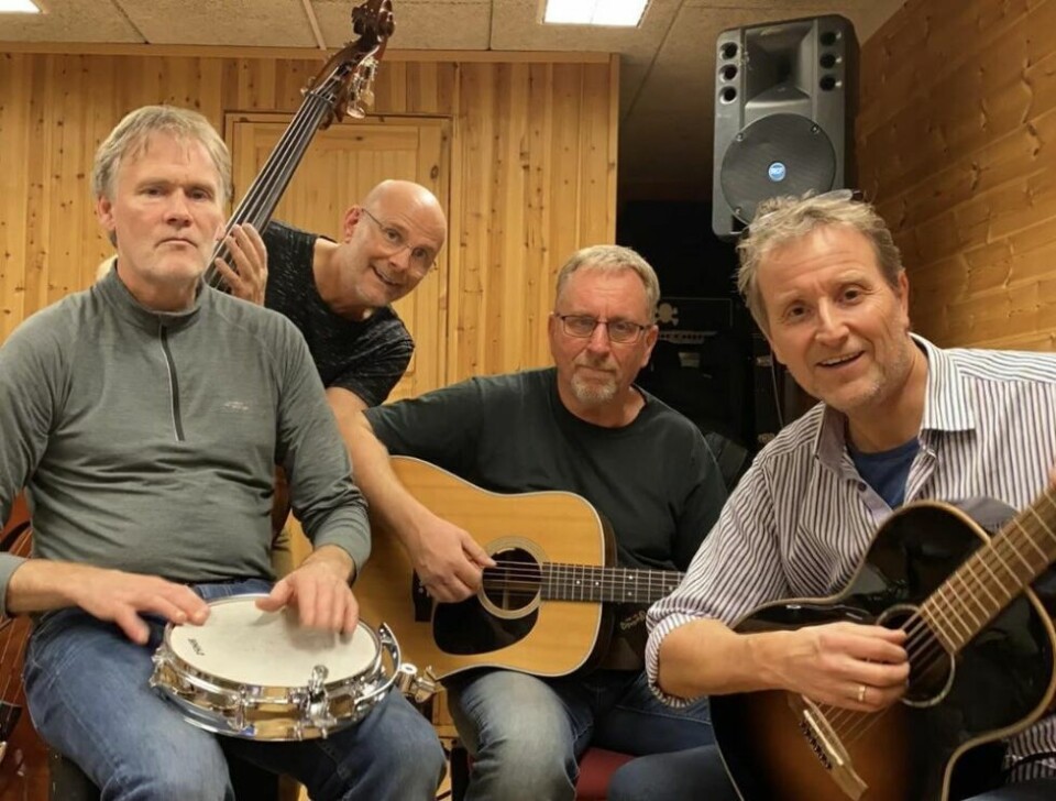 I ØYEBLIKKET. John Kristian og bandet har spilt sammen i et års tid, og føler de klarer å skape musikk i øyeblikket og å spille hverandre gode - bokstavelig talt. Fra venstre Kjell Hansen, Reidar Waage, Lars Henrik Johansen og John Kristian Karlsen.MUSIKALSK DATTER. John Kristians datter Martine Jonette Bjørnstad Karlsen skal bidra med sang. I ØYEBLIKKET. John Kristian og bandet har spilt sammen i et års tid, og føler de klarer å skape musikk i øyeblikket og å spille hverandre gode - bokstavelig talt. Fra venstre Kjell Hansen, Reidar Waage, Lars Henrik Johansen og John Kristian Karlsen.