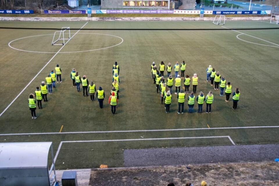SNUR RYGGEN TIL BUDSJETTET. Lærerne på Vestmyra skole sier nei til kraftige kutt i skolen. Tirsdag gjennomføre de en stille aksjon på Fauske stadion med hva de mener om budsjettforslaget som er på bordet. SNUR RYGGEN TIL BUDSJETTET. Lærerne på Vestmyra skole sier nei til kraftige kutt i skolen. Tirsdag gjennomføre de en stille aksjon på Fauske stadion med hva de mener om budsjettforslaget som er på bordet. Foto: Tarjei Abelsen