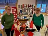 MYE Å VELGE IIngvild Sjølin (t.v.) og Pauline Risvoll med noe av husfliden som er til salgs på julemessen kommende fredag og lørdag. Foto: Frank Øvrewall