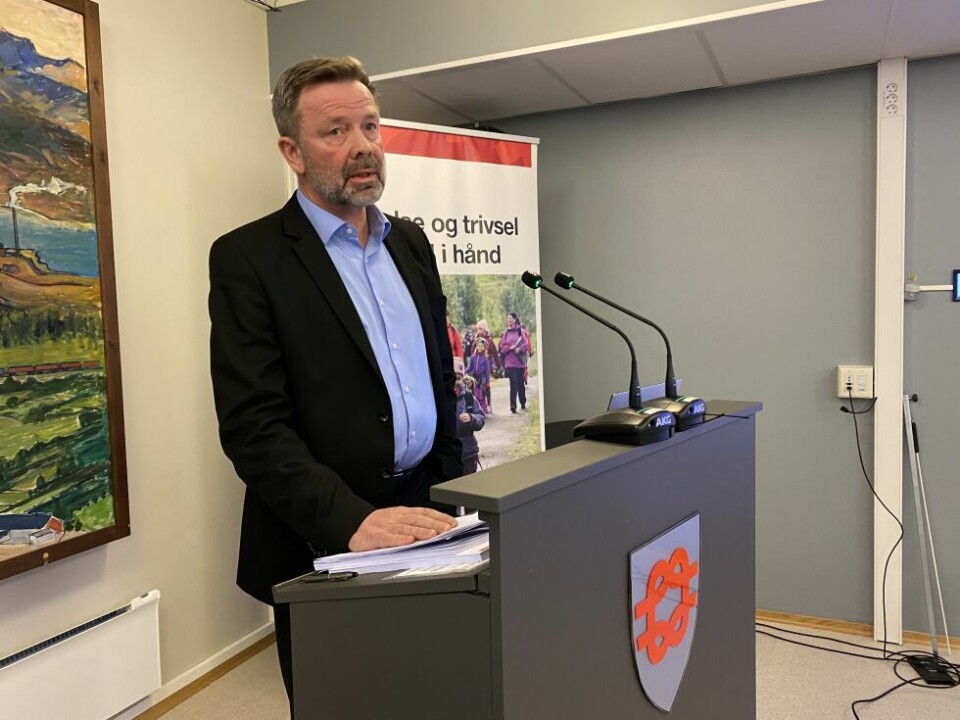 LA FRAM. Konstituert kommunedirektør Helge Akerhaugen la fram administrasjonens budsjettforslag. LA FRAM. Konstituert kommunedirektør Helge Akerhaugen la fram administrasjonens budsjettforslag. Foto: Helge Simonsen