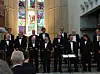 SYNGER UT. Skjerstad Mannskor vil at feiringen på nasjonaldagen vanligvis er over i tidligste laget. Derfor inviterer de til storstilt konsert i Skjerstad kirke klokka 20 på selveste 17. mai. Foto: Monica Johnsen